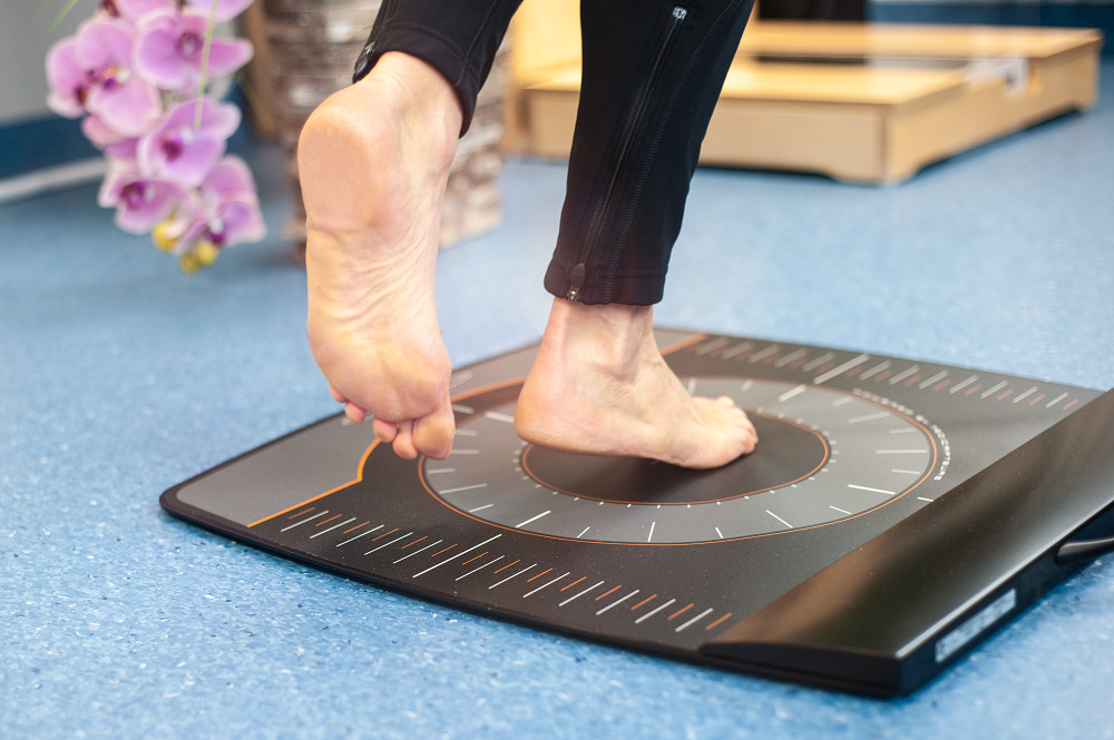 Fußmessung auf einer schwarzen Platte