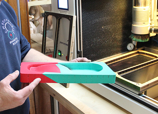 gefräste blau-grüne Einlage wird von dem Orthopädietechniker überprüft