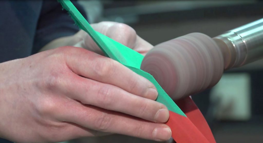 gefräste blau-grüne Einlage wird geschliffen