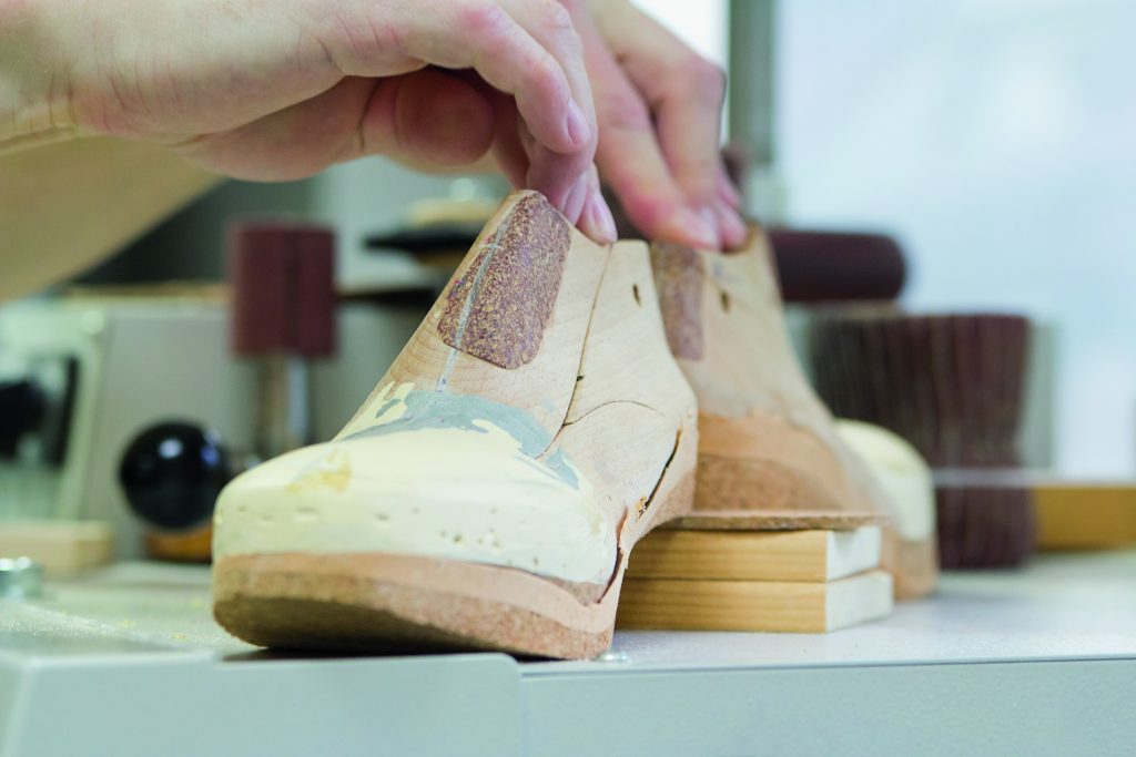 Holzleisten werden verglichen