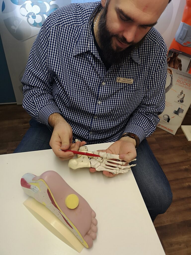 Fußknochen werden von einem Berater anhand eines Fußes erklärt