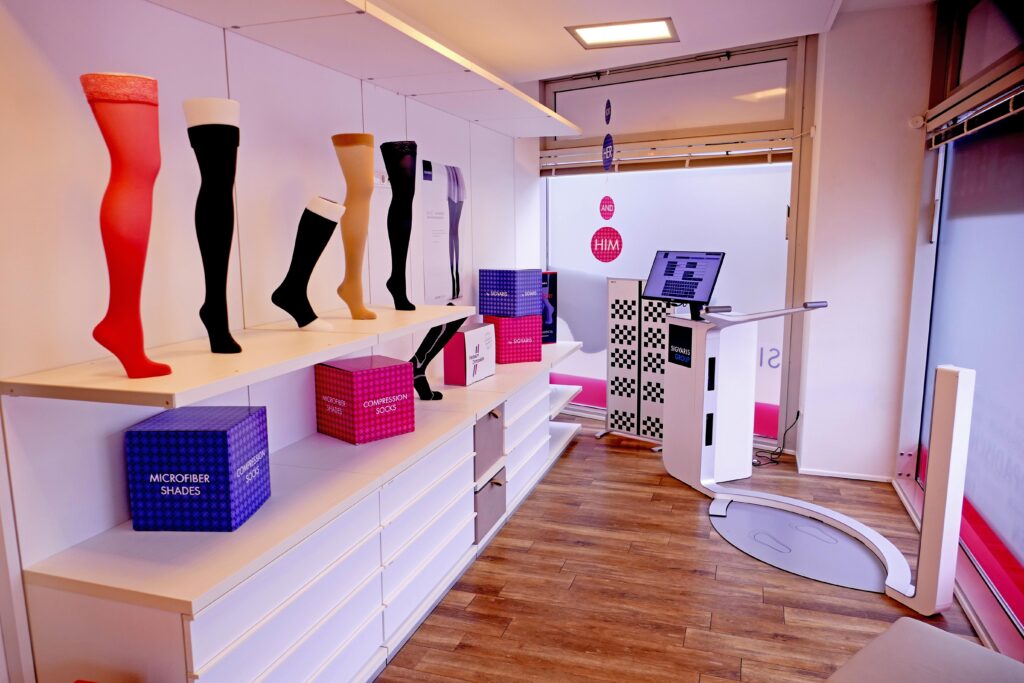 Vierbaum Filiale Kreuztal ausgestellte Kompressionsstrümpfe und Messgerät