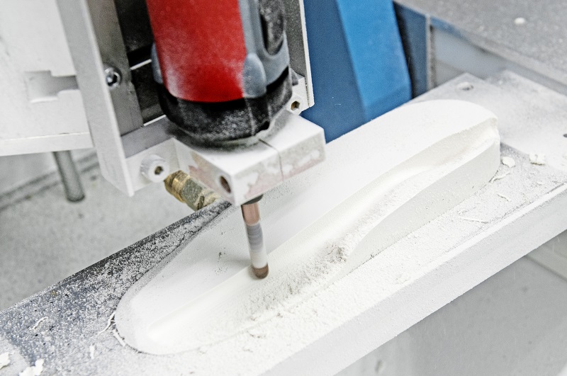 Einlagen werden gefräst in der Vierbaum Filiale Wiehl