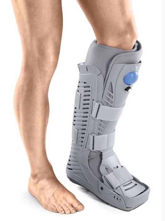 grauer Walker von Sporlastic auf einem männlichen Bein