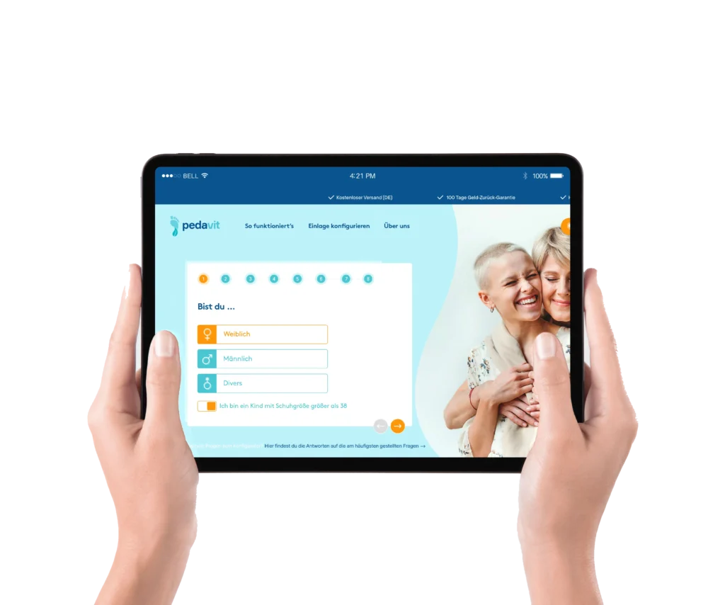 Ein Tablet wird von zwei Händen gehalten und zeigt die erste Seite des pedavit Einlagen-Konfigurators