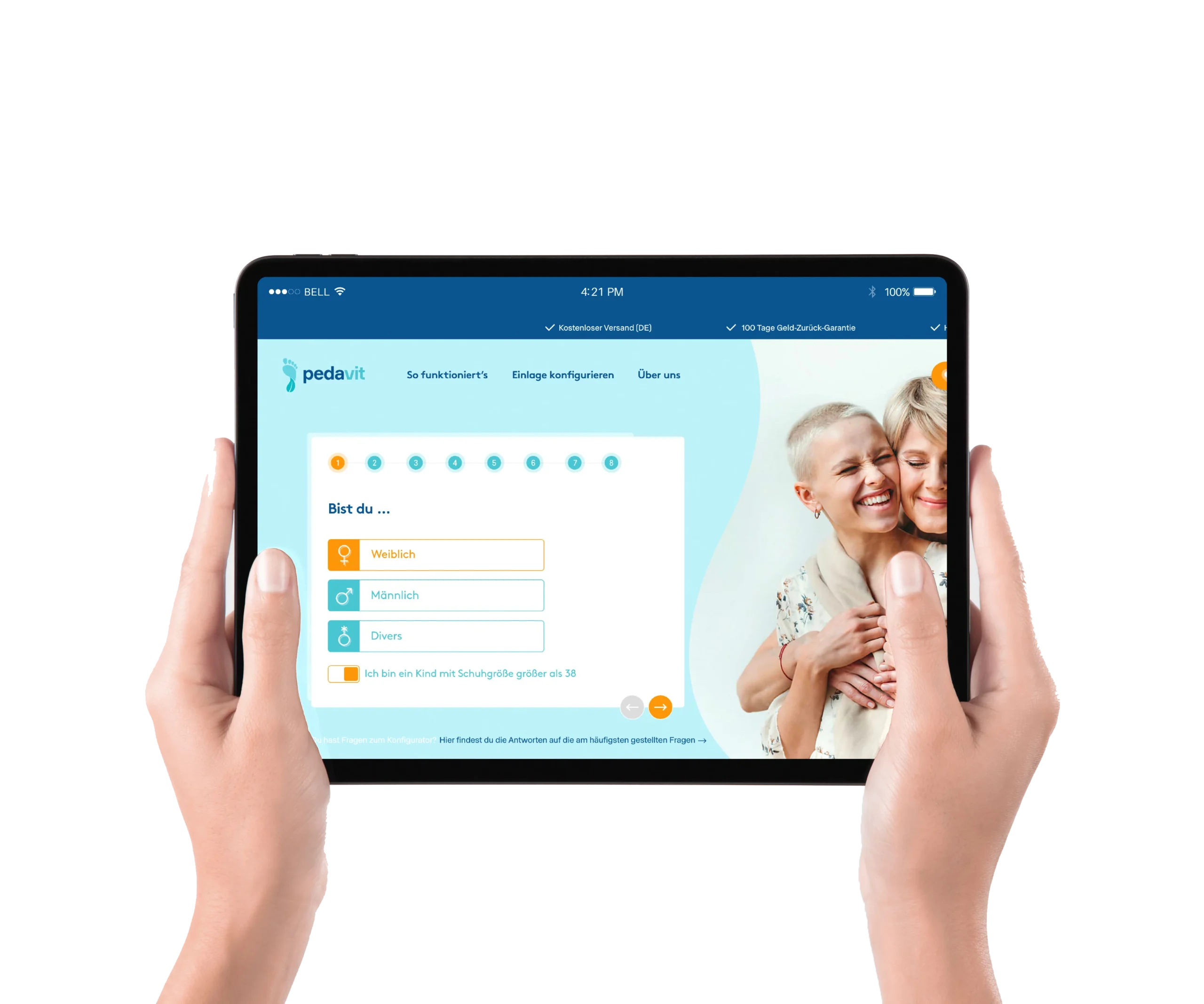 Ein Tablet wird von zwei Händen gehalten und zeigt die erste Seite des pedavit Einlagen-Konfigurators