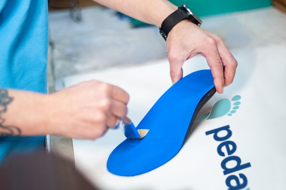 Die Einlage wird mit einem Pinsel bestrichen