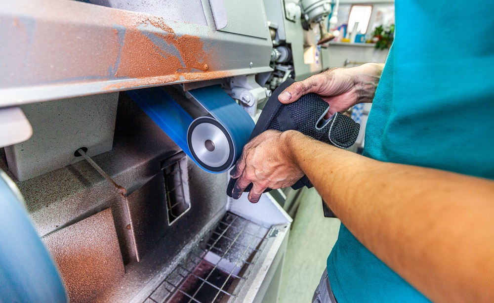 Mitarbeiter schleift