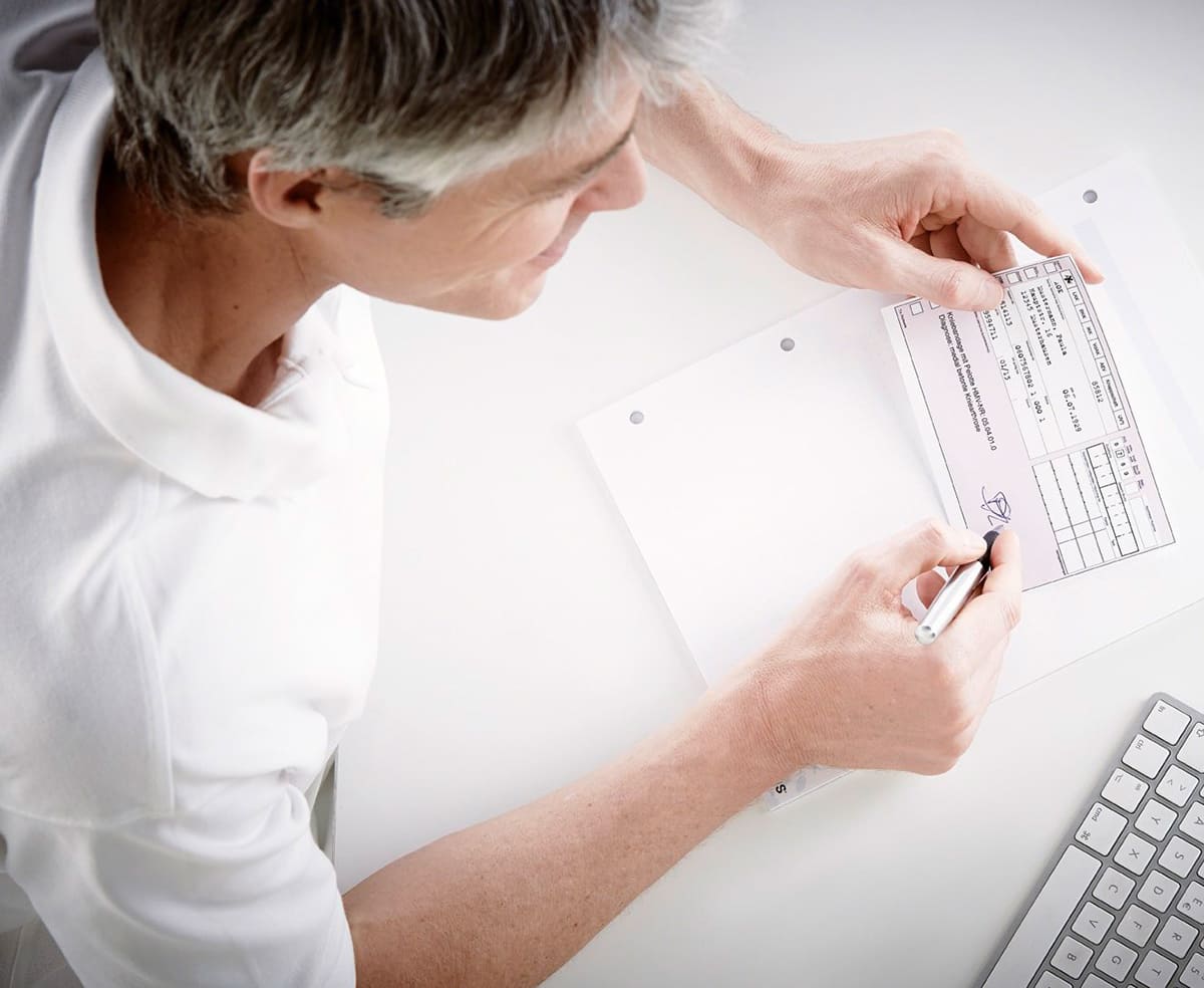 Orthopäde stellt Rezept für orthopädische Einlagen aus