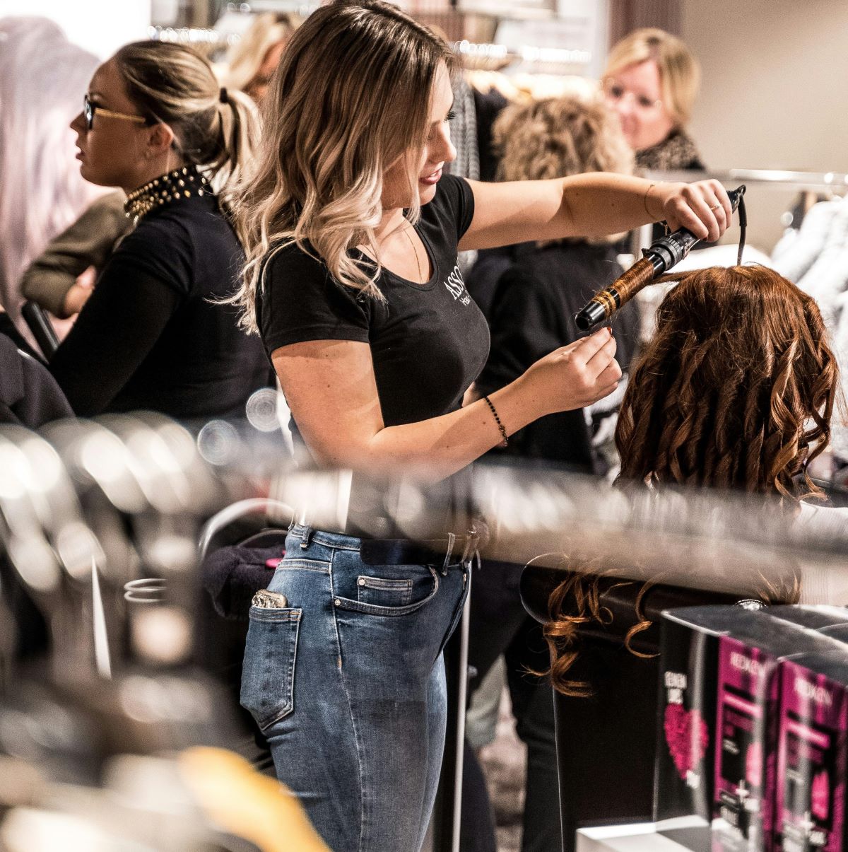 Frisörinnen arbeiten stehend.